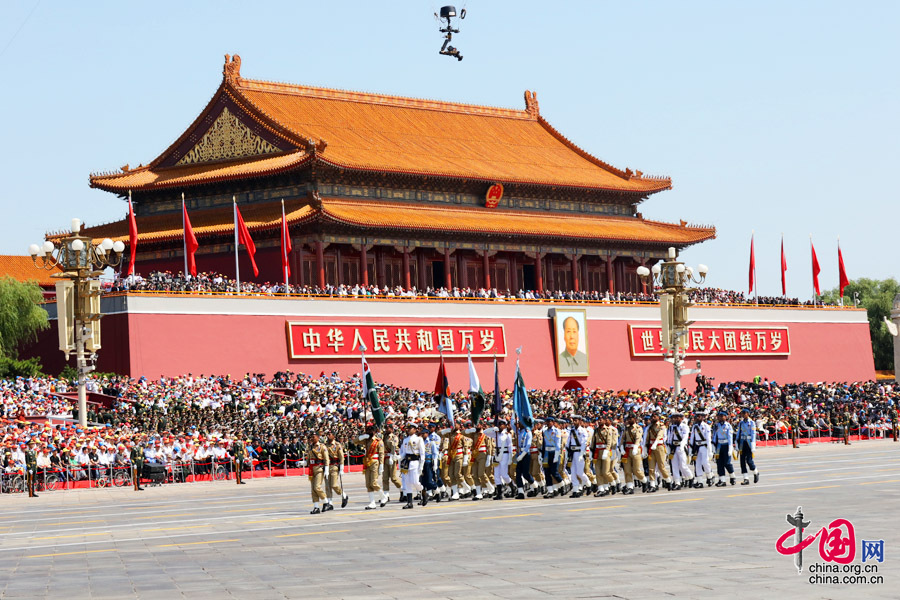 9月3日，中國人民抗日戰爭暨世界反法西斯戰爭勝利70周年紀念大會在北京隆重舉行，有11個國家派方隊、6個國家派代表隊來華參加閱兵。圖為巴基斯坦武裝力量方隊通過天安門廣場。中國網記者 董寧攝 