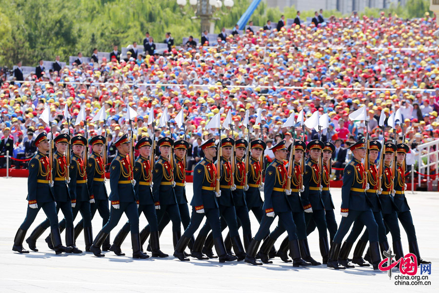  9月3日，中國(guó)人民抗日戰(zhàn)爭(zhēng)暨世界反法西斯戰(zhàn)爭(zhēng)勝利70周年紀(jì)念大會(huì)在北京隆重舉行，有11個(gè)國(guó)家派方隊(duì)、6個(gè)國(guó)家派代表隊(duì)來(lái)華參加閱兵。圖為俄羅斯聯(lián)邦武裝力量方隊(duì)通過(guò)天安門(mén)廣場(chǎng)。中國(guó)網(wǎng)記者 楊佳攝